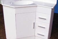 Bathroom vanity cabinet that fits a corner space efficiently