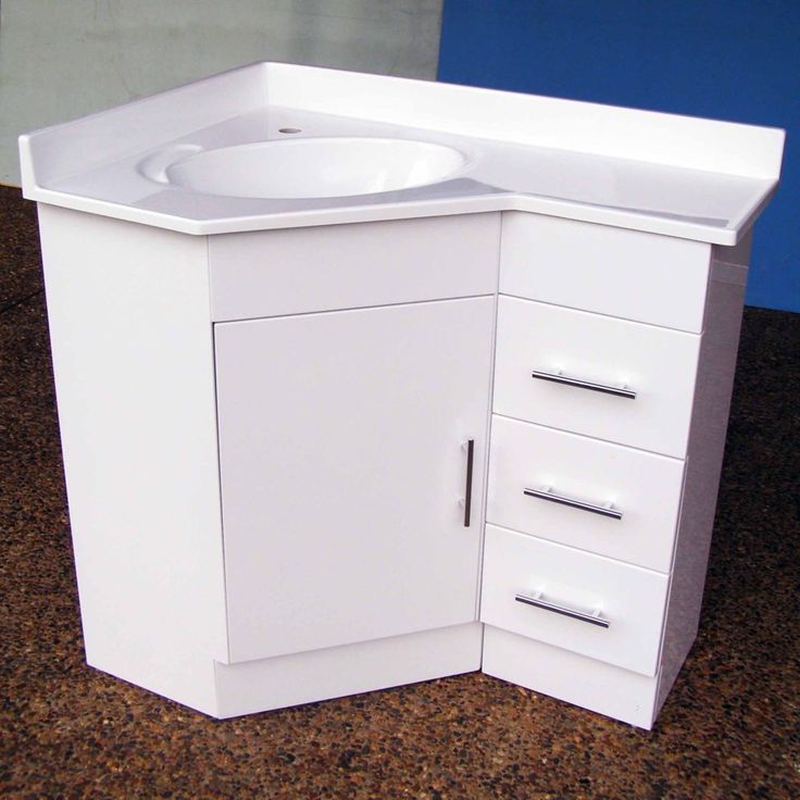 Bathroom vanity cabinet that fits a corner space efficiently